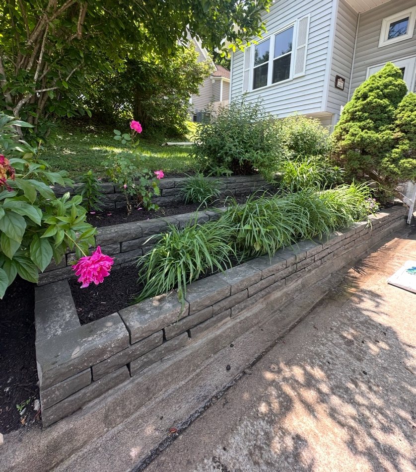 Finished block retaining wall with landscaped plantings